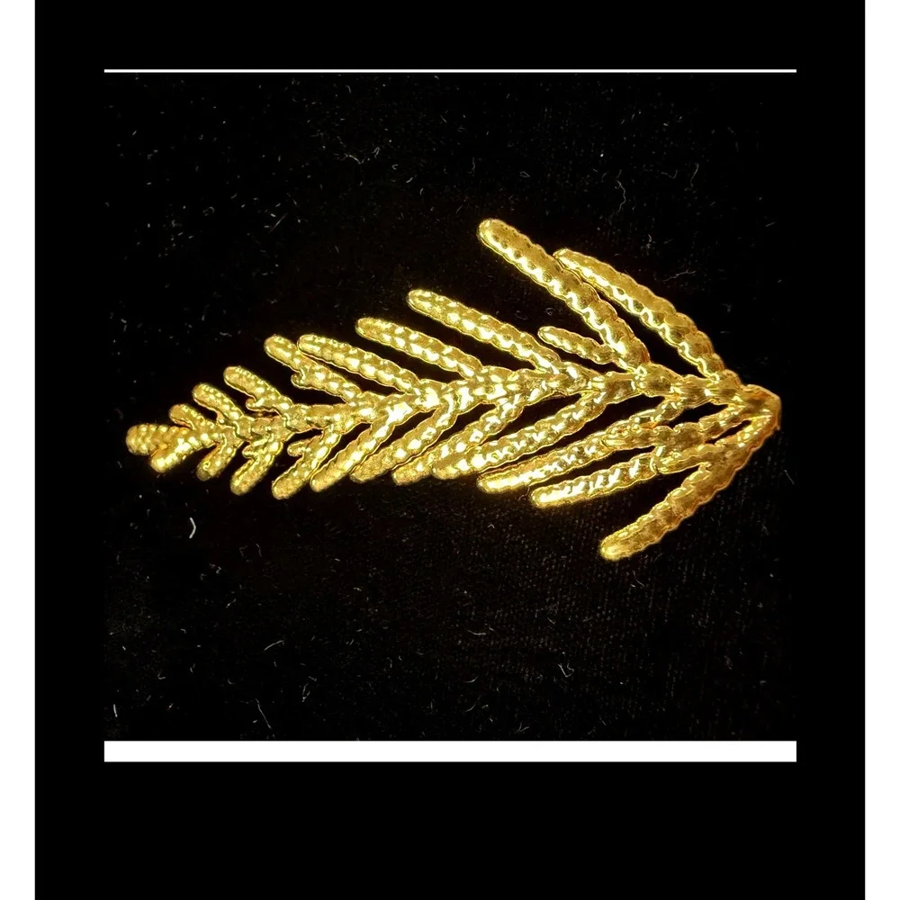 Vintage Gold Tone Cedar Pine Branch Brooch Botanical Nature Pin Textured Leaf
